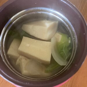 春キャベツと玉葱、高野豆腐の味噌汁